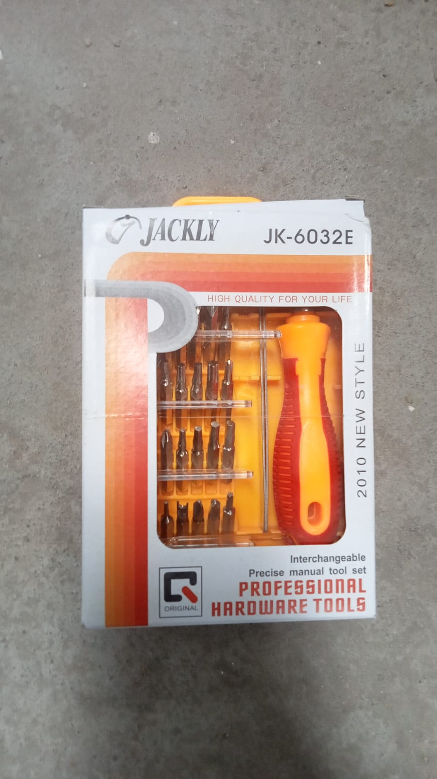 Magnetic screwdriver set with 32 pieces