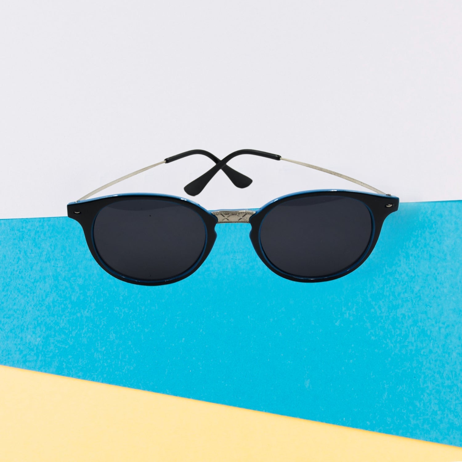 Round classic sunglasses, lightweight, UV protected, perfect for casual wear.