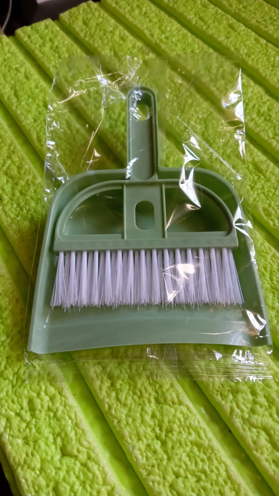 Dustpan and brush set, ideal for small clean-ups