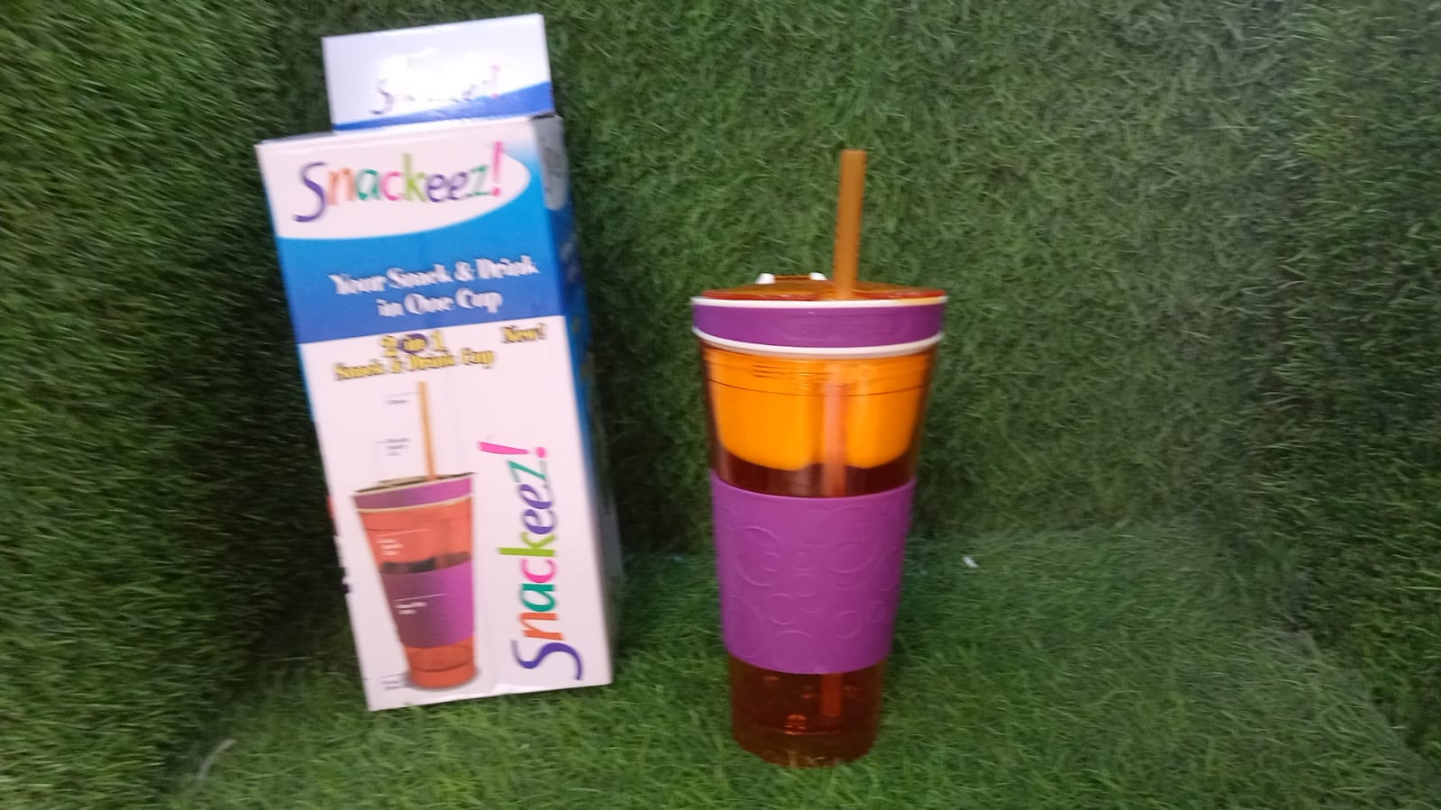 Travel-friendly cup with integrated snack holder, ideal for combining snacks and drinks.